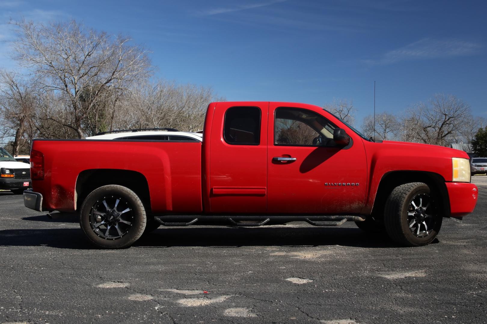 2010 RED CHEVROLET SILVERADO 1500 LT1 Extended Cab 2WD (1GCSCSE09AZ) with an 5.3L V8 OHV 16V FFV engine, 6-SPEED AUTOMATIC transmission, located at 420 E. Kingsbury St., Seguin, TX, 78155, (830) 401-0495, 29.581060, -97.961647 - Photo#3